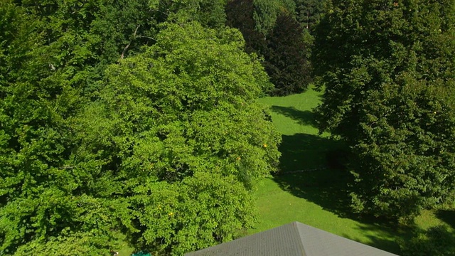 MS鸟瞰图的现代化农舍在湖“Starnberger See”与森林/ Ambach，德国巴伐利亚州视频素材