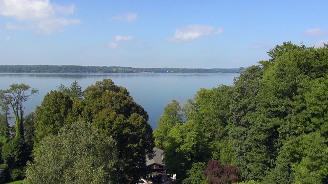 MS鸟瞰图在湖“Starnberger See”与树木/ Ambach，巴伐利亚，德国视频素材