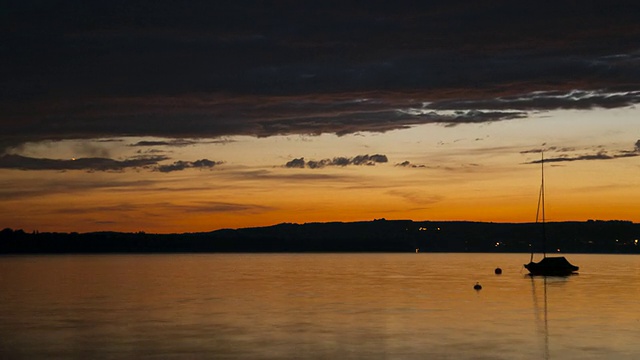 WS T/L月亮在“Starnberger See”湖上落下的景象/ Ambach, Bavaria, Germany视频素材