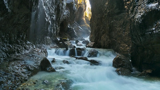 德国巴伐利亚州Garmisch Partenkirchen拍摄的河流穿过深山峡谷的照片视频素材