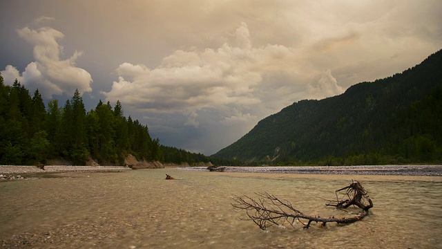 德国巴伐利亚瓦尔高，阿尔卑斯山河“Isar”和接近的雷雨视图视频素材