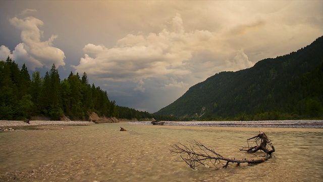 WS T/L ZI阿尔卑斯山河“Isar”与接近的雷雨/德国巴伐利亚瓦尔高视频素材