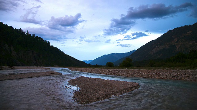 德国巴伐利亚瓦尔高，阿尔卑斯山河“Isar”和接近的雷雨视图视频素材