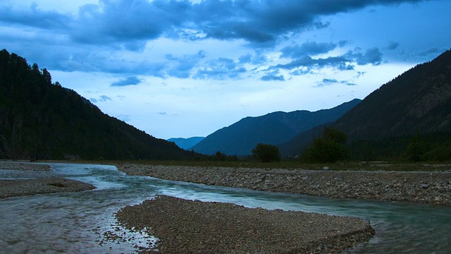 WS T/L ZI阿尔卑斯山河“Isar”与接近的雷雨/德国巴伐利亚瓦尔高视频素材