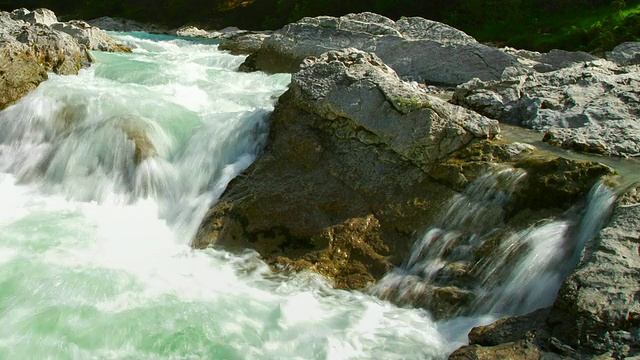 CU T/L PAN拍摄的高山河流“Rissbach”/ Vorderiss，巴伐利亚，德国视频素材