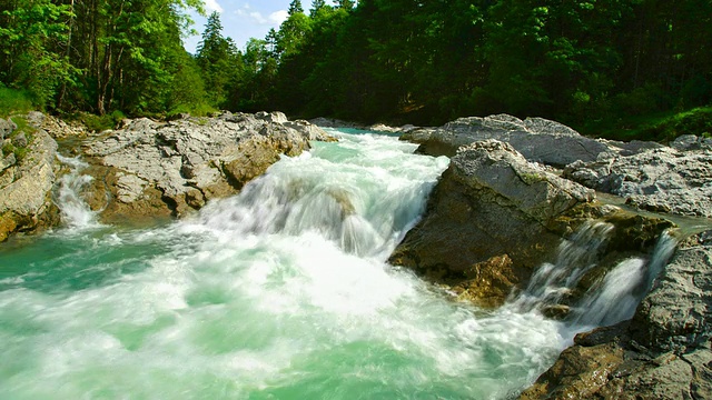 MS T/L PAN拍摄的高山河流“Rissbach”/ Vorderiss，巴伐利亚，德国视频素材