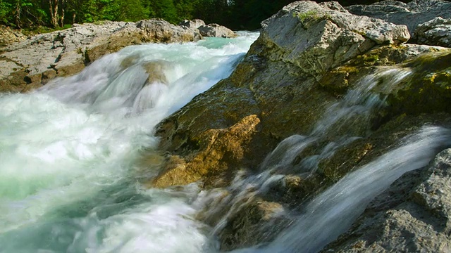 CU T/L ZI阿尔卑斯山山间河流“Rissbach”的急流/ Vorderiss，德国巴伐利亚州视频素材