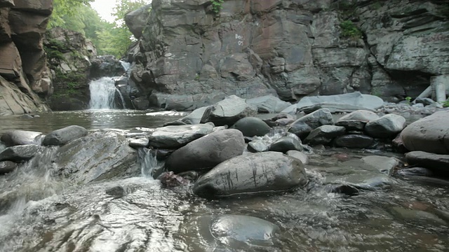 MS PAN Kaaterskill Creek下的小鹿飞跃瀑布与卡茨基尔山/帕伦维尔，美国纽约视频素材