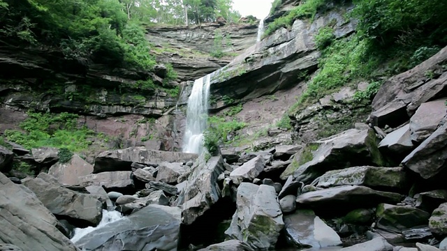 MS Shot of Katterskill Falls / Haines Falls，纽约，美国视频素材