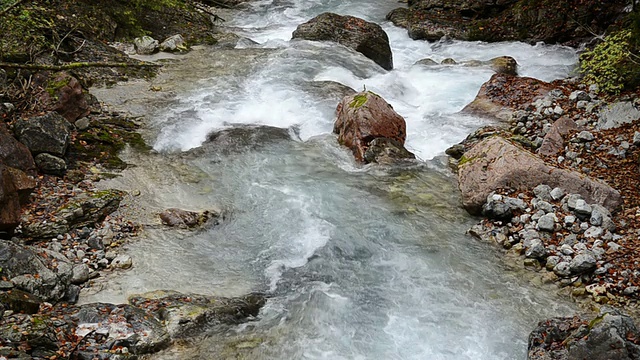 MS Wild river流经Wimbach-Klamm / Berchtesgaden峡谷，Bavaria, Germany视频素材