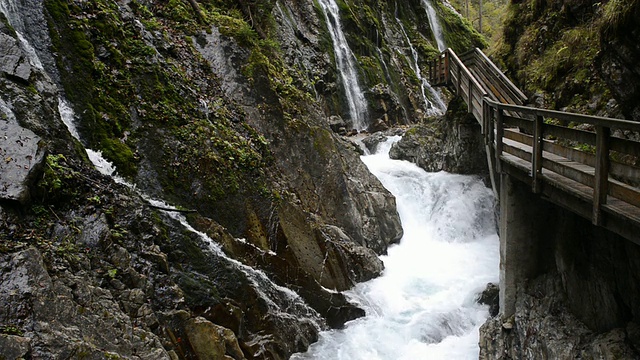 MS TD Wild river流经Wimbach-Klamm / Berchtesgaden峡谷，Bavaria, Germany视频素材