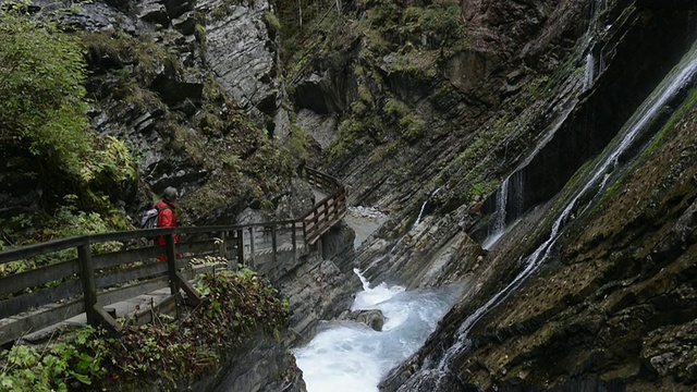 德国巴伐利亚州Wimbach-Klamm / Berchtesgaden峡谷中漫步的女士视频素材