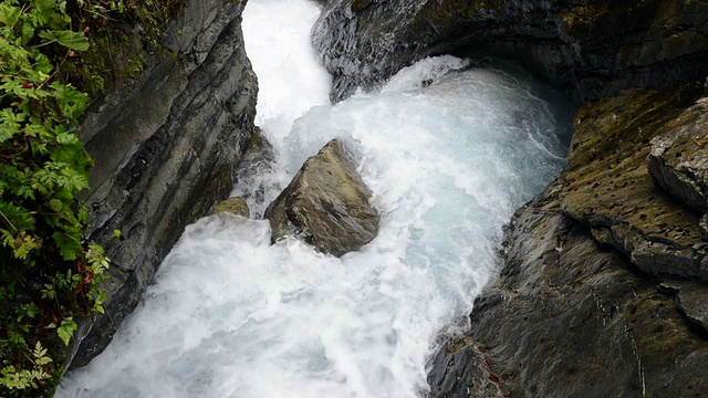 MS Wild river流经Wimbach-Klamm / Berchtesgaden峡谷，Bavaria, Germany视频素材