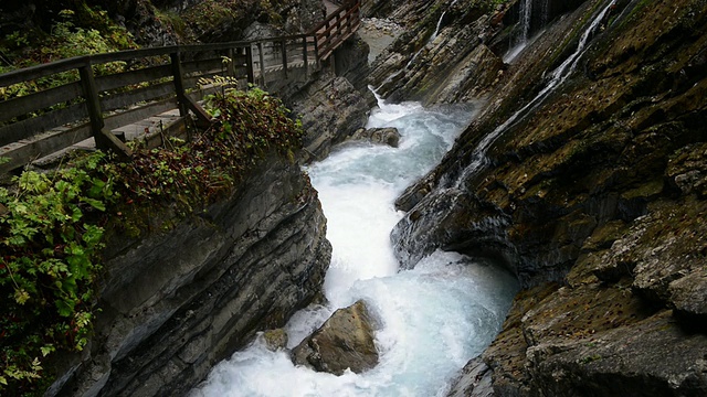 MS Wild river流经Wimbach-Klamm / Berchtesgaden峡谷，Bavaria, Germany视频素材