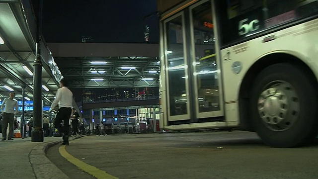 (中景)中国香港夜间公路上的巴士视频素材