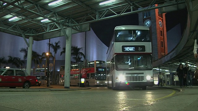 中国香港夜间道路上巴士的中景视频素材