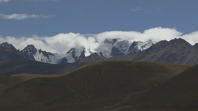 中国西藏塔克拉玛特山上空的中景视频素材