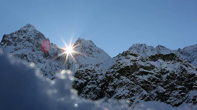 时间流逝的观点，太阳升起的雪山视频素材