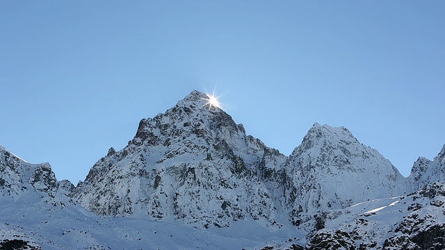 时间流逝的观点，太阳升起的雪山视频素材