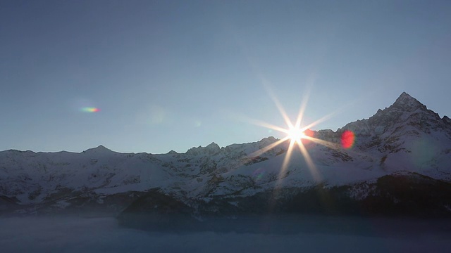 时间流逝的观点，太阳升起的雪山视频素材