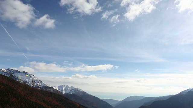 时间流逝的观点，云通过上方山谷，mtns视频素材