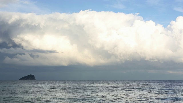 时间流逝的观点，如云翻腾在阳光照耀的海面上，和岛屿视频素材