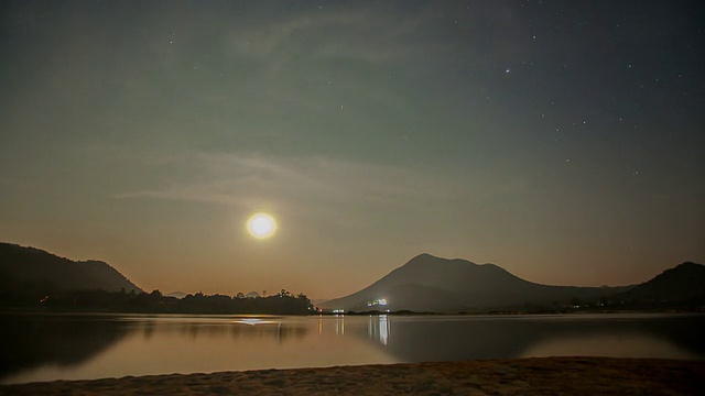 星夜月升山湖视频素材