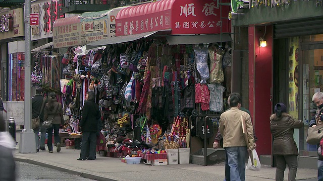 唐人街一个拥挤的零售商店的WS。视频素材