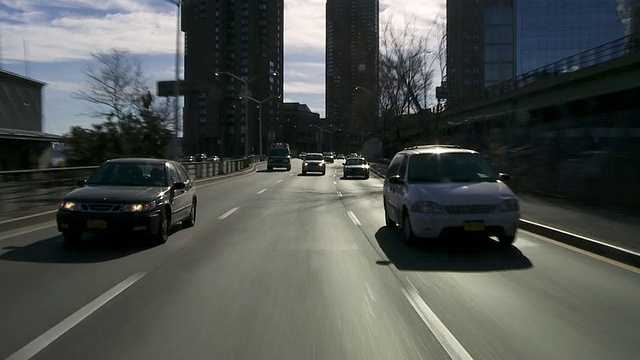 在曼哈顿的罗斯福高速公路上向北行驶。视频素材