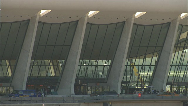 长镜头静态-旅客走在候机楼前的杜勒斯国际机场在弗吉尼亚州杜勒斯。美国弗吉尼亚州杜勒斯视频素材