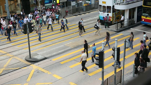 中环繁忙十字路口的交通及行人情况视频素材