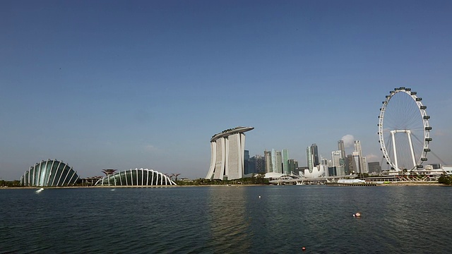 MS Singapore skyline with Gardens by the Bay conservatories, Marina Bay Sands Hotel and Singapore Flyer，滨海湾金沙酒店和新加坡摩天轮视频素材