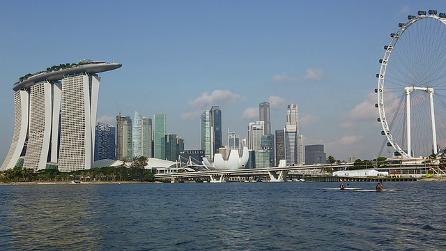 MS Canoists划船在滨海湾水库与新加坡天际线，滨海湾金沙酒店和新加坡传单视频素材