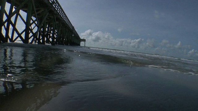 海滩在水里视频下载