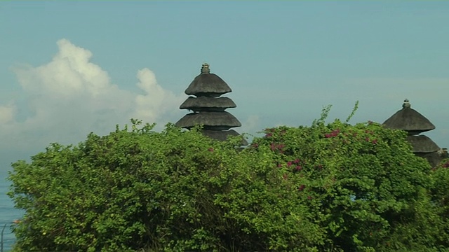 拉回来揭示塔纳Lot寺庙巴厘岛印度尼西亚视频素材