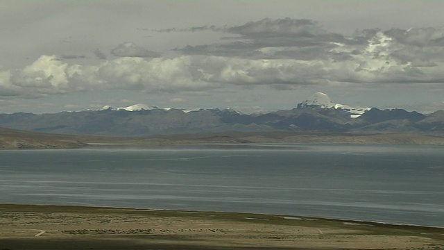 时间流逝:云掠过玛旁雍错湖和冈仁波齐山视频素材