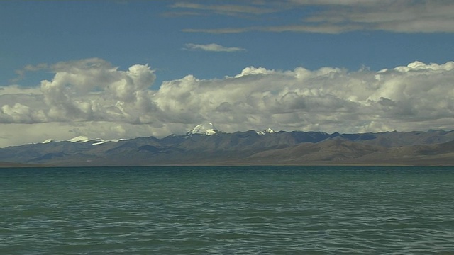 中国西藏拉萨的玛旁雍错湖和冈仁波齐山视频素材