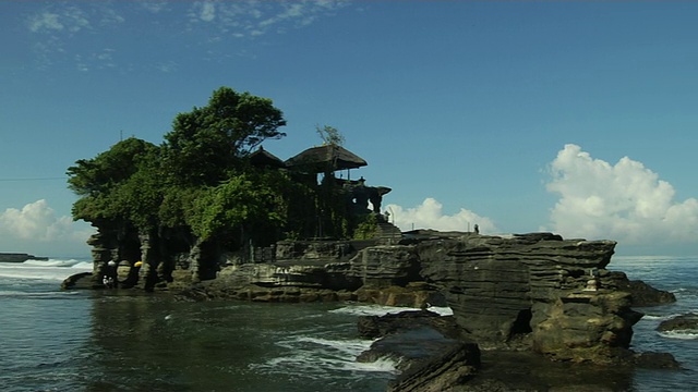 潘左揭露拍摄塔纳Lot寺庙巴厘岛印度尼西亚视频素材