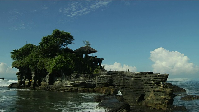 倾斜向下拍摄塔纳Lot寺庙巴厘岛印度尼西亚视频素材