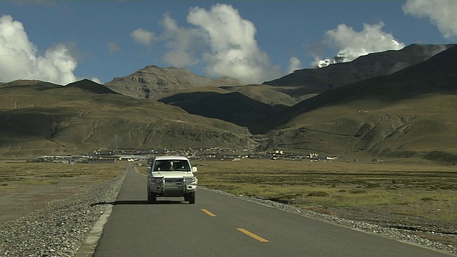 倾斜的道路到达臣和山拉萨中国西藏视频素材