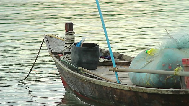 浮在水上的渔船视频素材