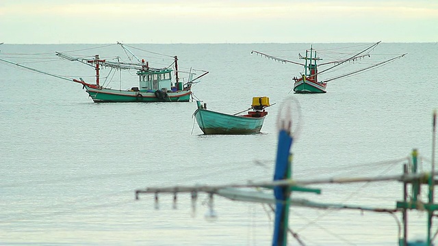 漂浮在水上的航海船视频素材