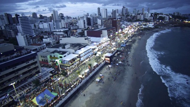 萨尔瓦多Carnabal de Bahia与Barra/ cirito do Carnaval /orla /Farol da Barra/ Salvador- ba灯塔的航拍视频素材