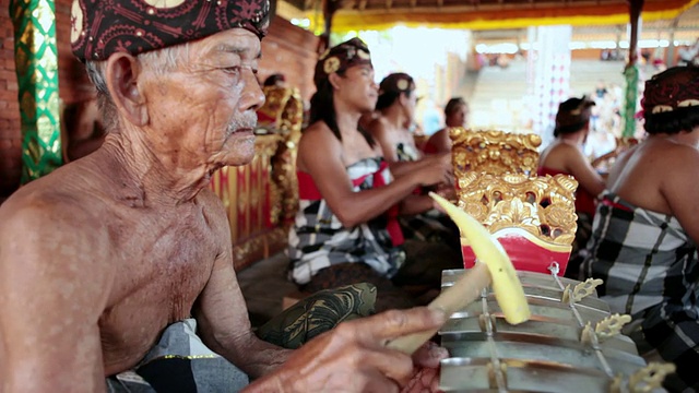 印度尼西亚巴厘岛，男子播放瘦长音频的照片视频素材