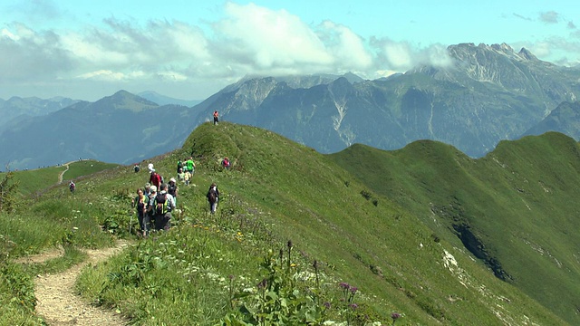 MS徒步旅行者在奥尔高阿尔卑斯山附近的费尔霍恩山/奥伯斯多夫，德国巴伐利亚视频素材