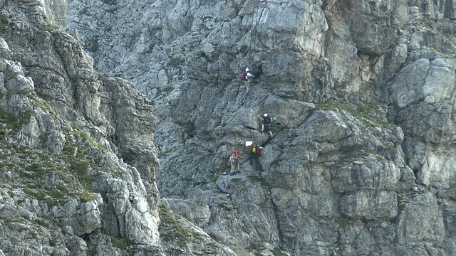 MS登山运动员via ferrata Hindelanger Klettersteig, Nebelhorn山，阿尔高阿尔卑斯山/ Oberstdorf，德国巴伐利亚视频素材