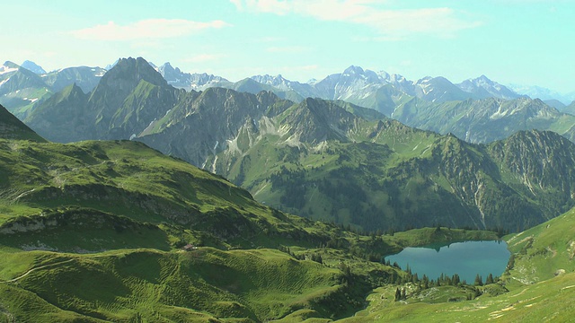 德国巴伐利亚州奥高阿尔卑斯附近的内伯霍恩山Seealpsee湖景视频素材