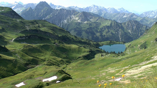 德国巴伐利亚州奥高阿尔卑斯附近的内伯霍恩山Seealpsee湖景视频素材