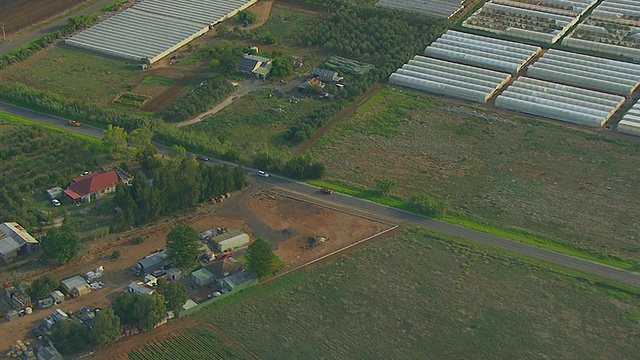 澳大利亚南部阿德莱德村庄和农田道路上行驶的汽车图片视频素材