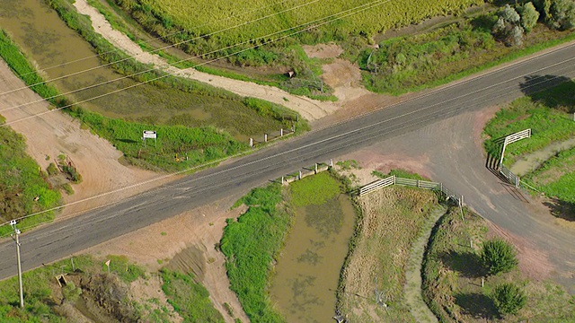 澳大利亚新南威尔士州格里菲斯公路上的小桥的WS AERIAL ZI视图视频素材